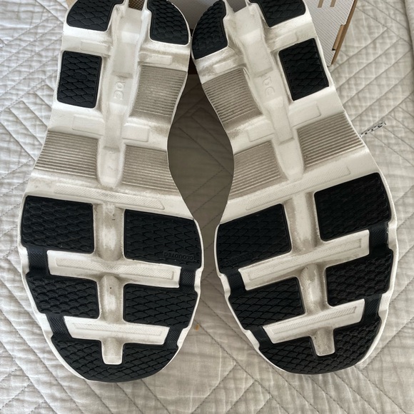 On Cloudmonster 2 women’s size 8.5 - Picture 2 of 3